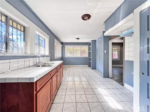 Los Angeles, CA 90044,614 W 60th ST