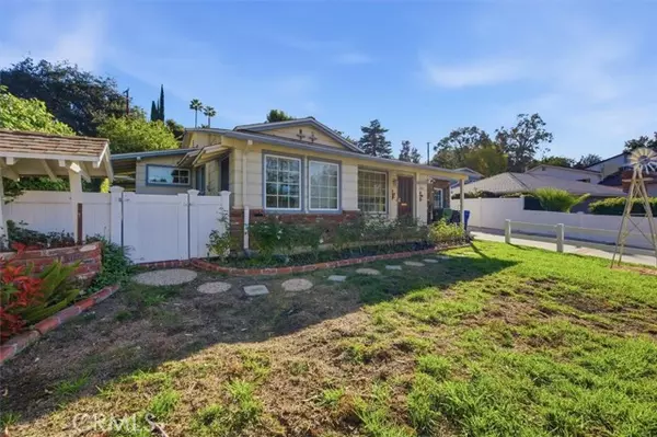 Woodland Hills, CA 91364,22050 Independencia ST