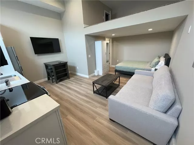 Glendale, CA 91208,3335 Triangle PL B