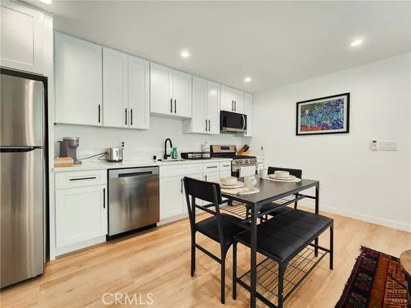 Canoga Park, CA 91303,22131 Bassett ST