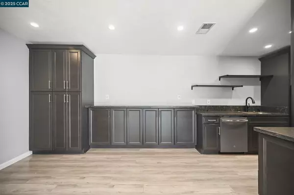 Concord, CA 94521-4920,5095 Valley Crest Dr 308