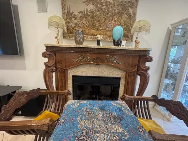 Tarzana, CA 91356,5092 Chimineas