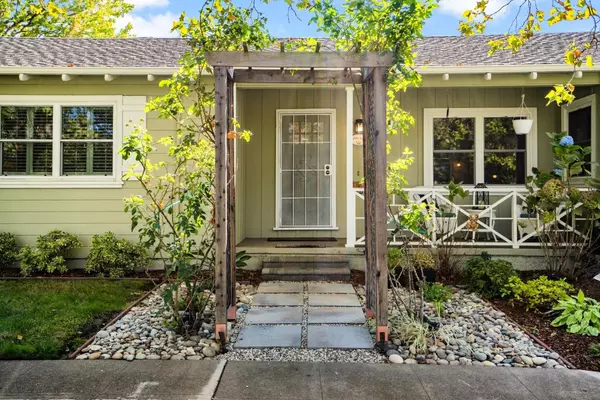 Redwood City, CA 94062,566 Iris ST