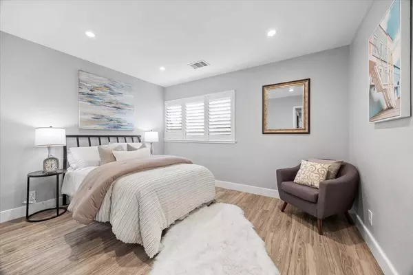 San Mateo, CA 94401,220 Lindbergh ST