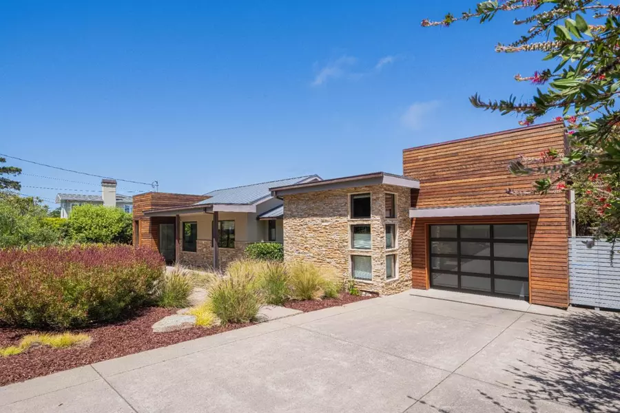 1142 Crest AVE, Pacific Grove, CA 93950