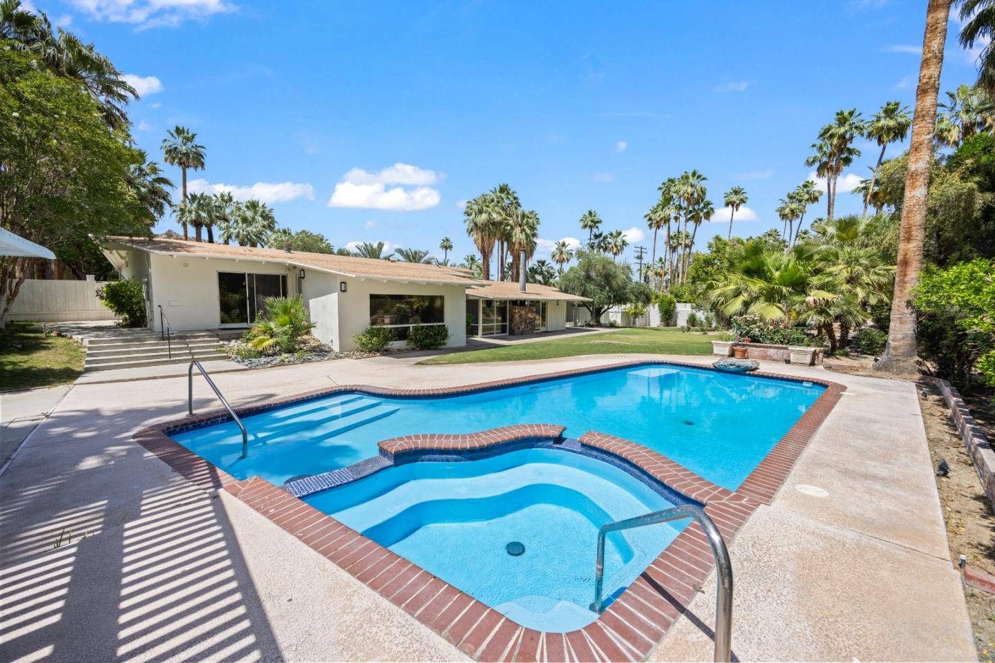 255 W Camino Buena VIS, Palm Springs, CA 92264