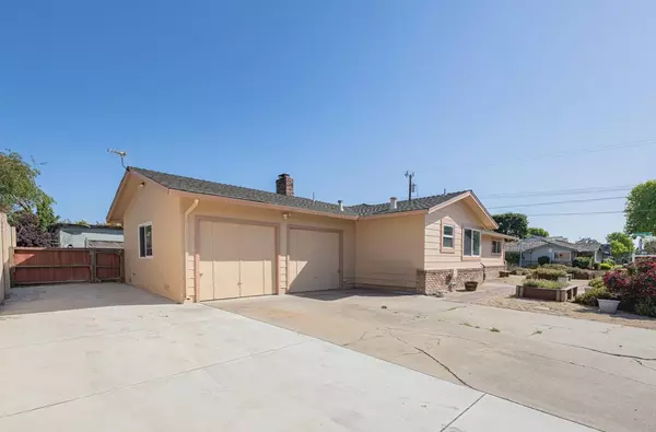 Salinas, CA 93901,829 Los Palos DR