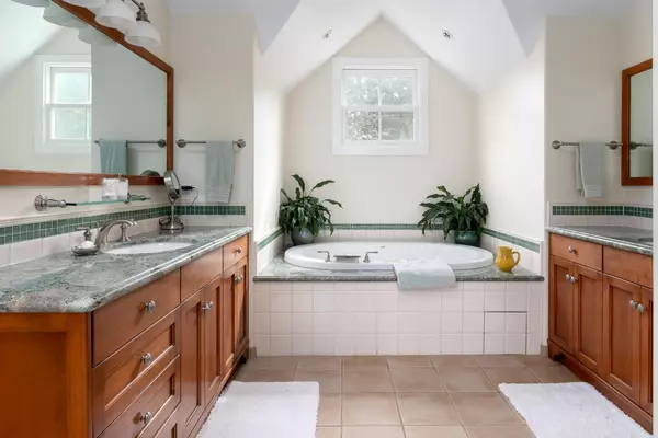 Portola Valley, CA 94028,270 Gabarda WAY