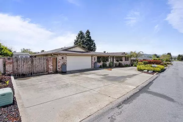 Hollister, CA 95023,725 Ridgemark DR