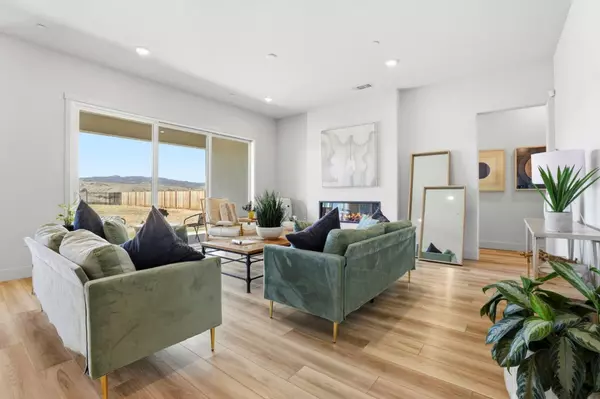 Hollister, CA 95023,208 Luna WAY