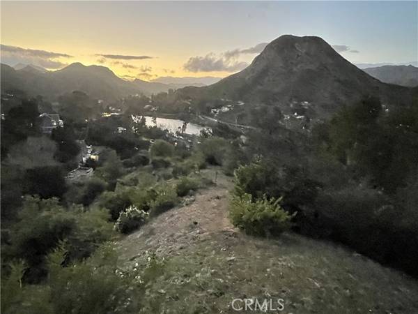 28 Apache TRL, Agoura Hills, CA 91301