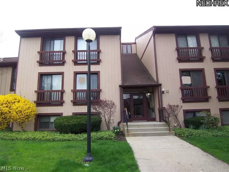 1115 Canyon View RD #303, Sagamore Hills, OH 44067