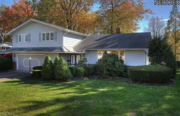 5488 Lansbury LN, Lyndhurst, OH 44124