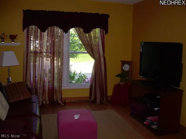 Akron, OH 44301,1614 Thornapple AVE