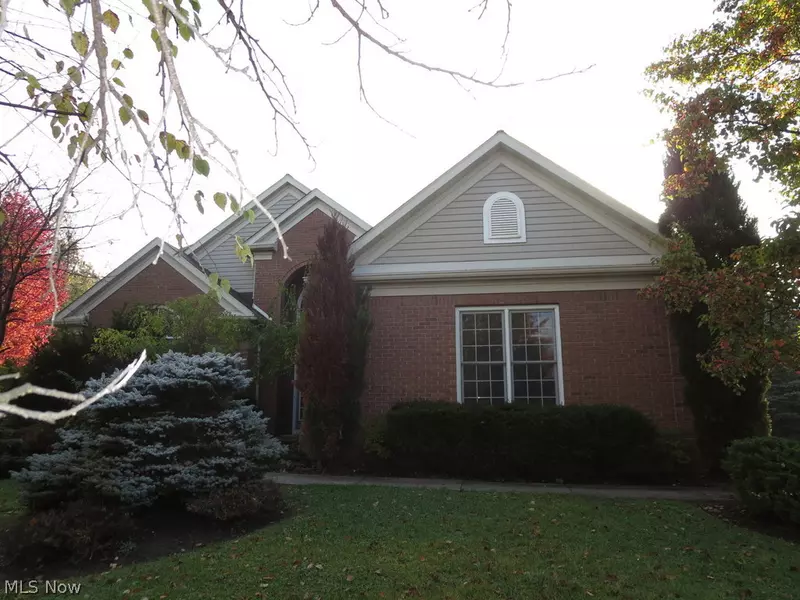 400 Adelle DR, Sagamore Hills, OH 44067