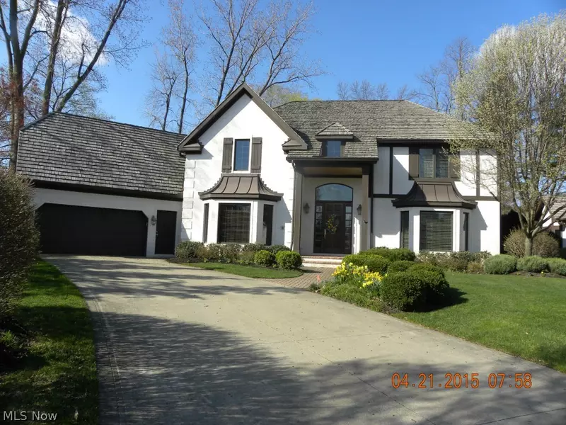 6 Westhampton DR, Rocky River, OH 44116