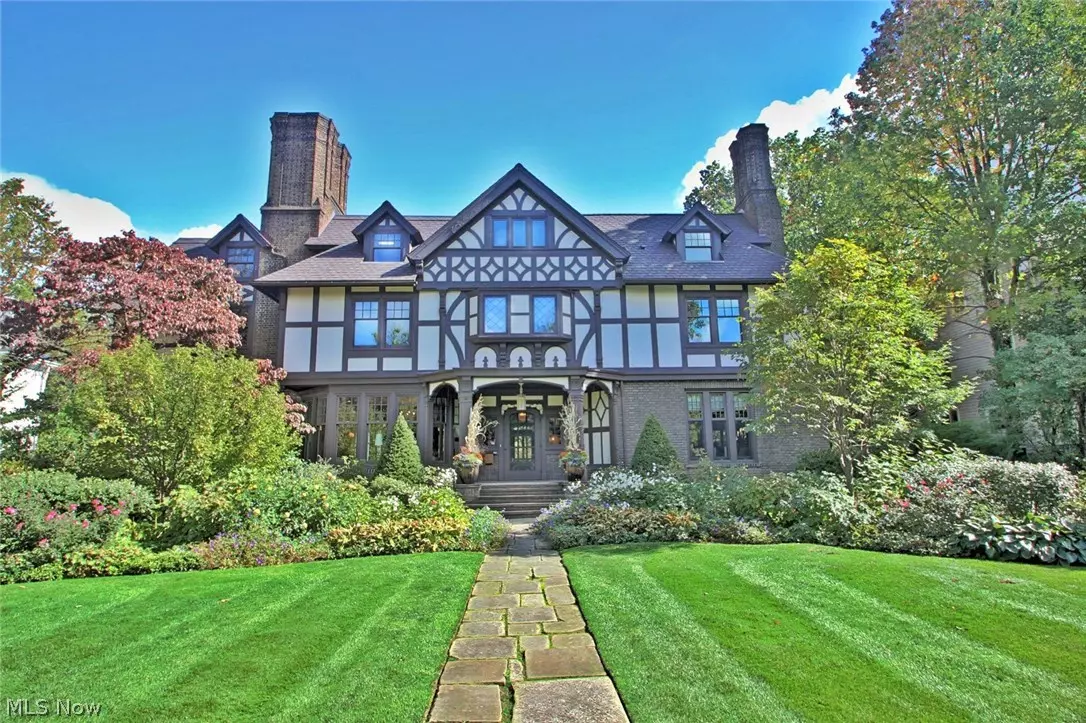 Cleveland Heights, OH 44106,2211 Harcourt DR