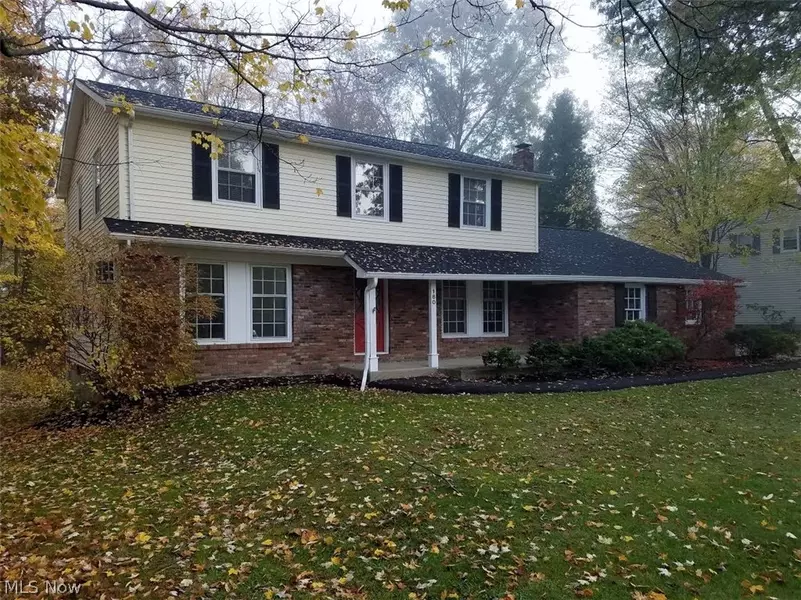 180 Greenbrier DR, Chagrin Falls, OH 44022