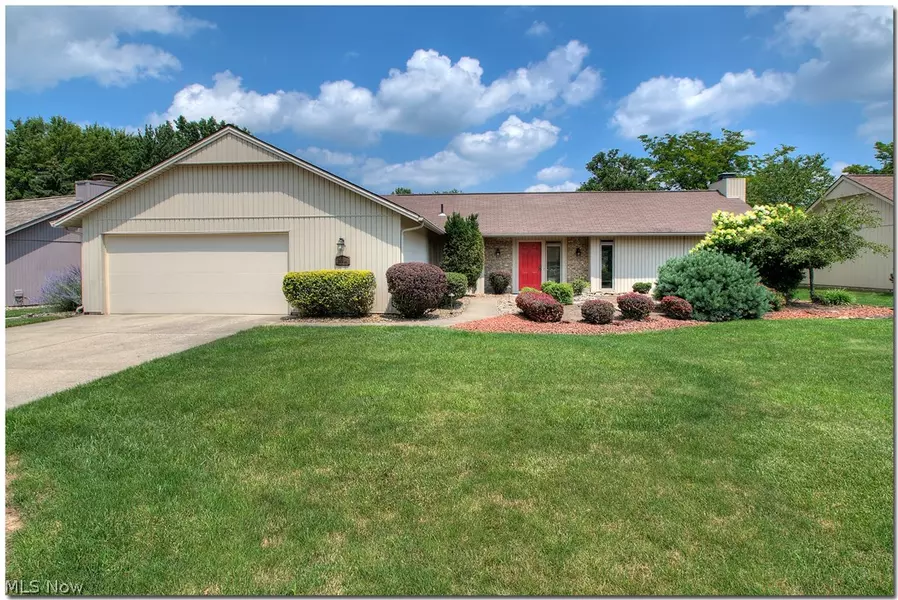 21564 Meadows Edge LN, Strongsville, OH 44149