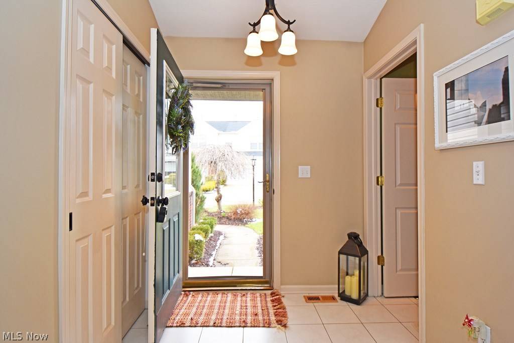 Sagamore Hills, OH 44067,464 Canterbury LN