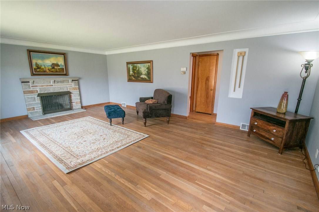 Seven Hills, OH 44131,994 Chestnut RD