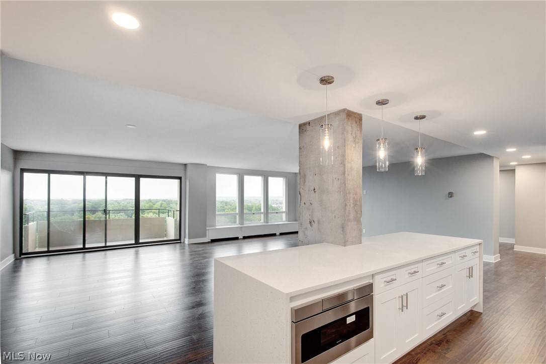 Bratenahl, OH 44108,1 Bratenahl Place #1211