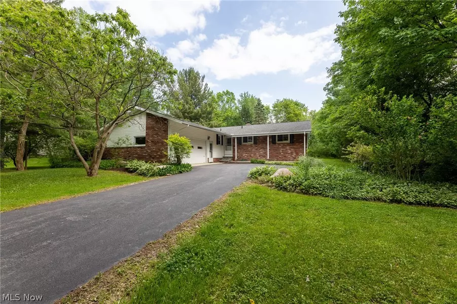 190 Canfield DR, Chardon, OH 44024