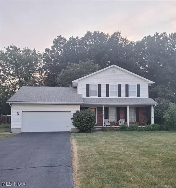 1318 Raspberry LN, Mineral Ridge, OH 44440