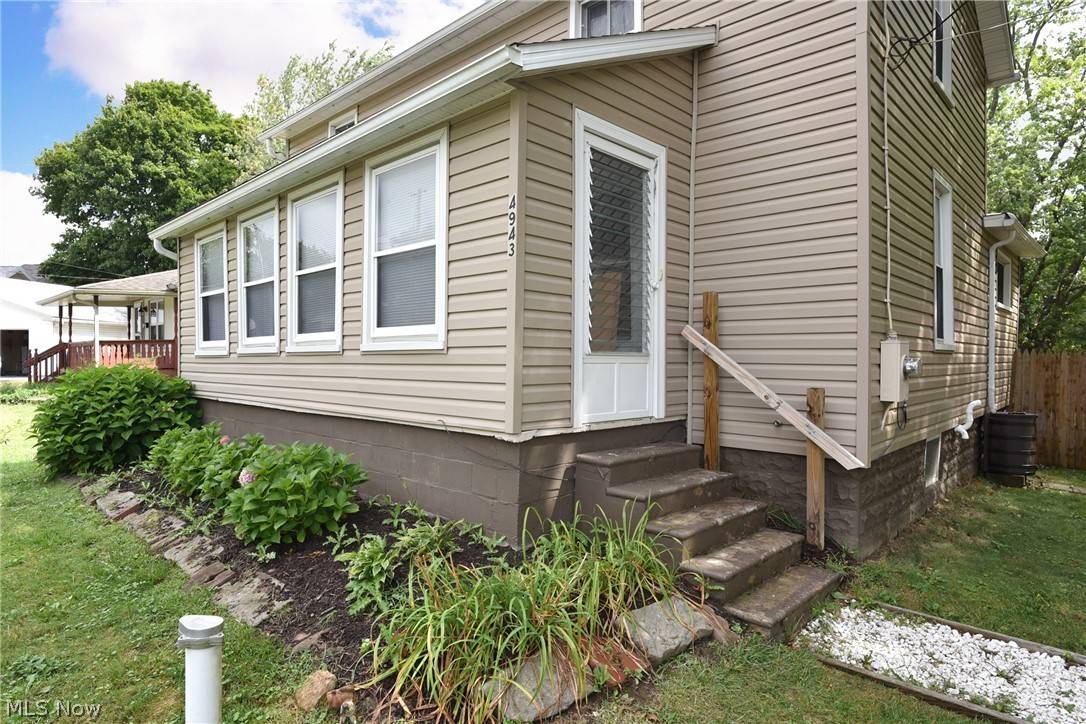 Norton, OH 44203,4943 Grove AVE