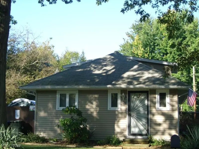 524 Harris RD, Sheffield Lake, OH 44054