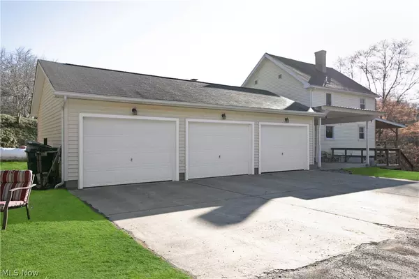 72 Sunny Hollow DR, Chester, WV 26034