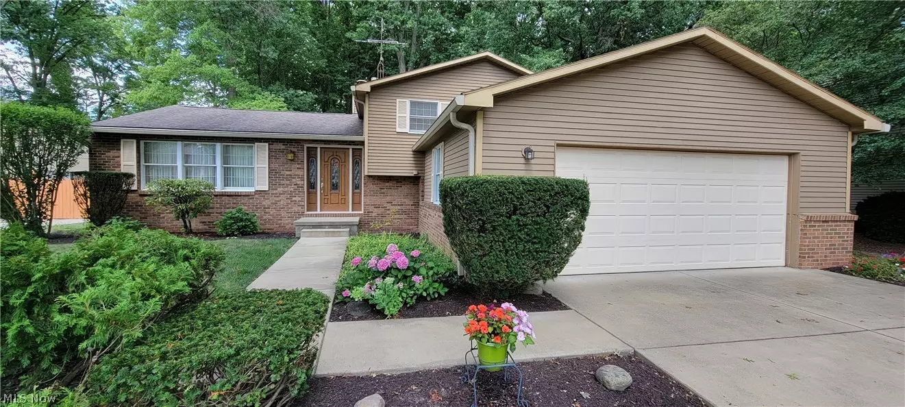 1554 Woodhill CIR NE, Warren, OH 44484