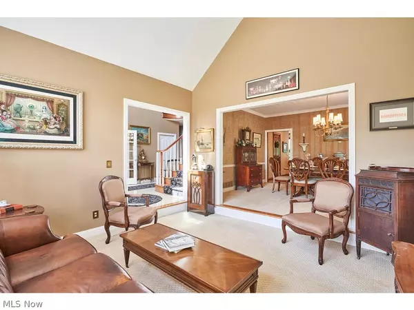 Akron, OH 44313,2515 Holgate RD