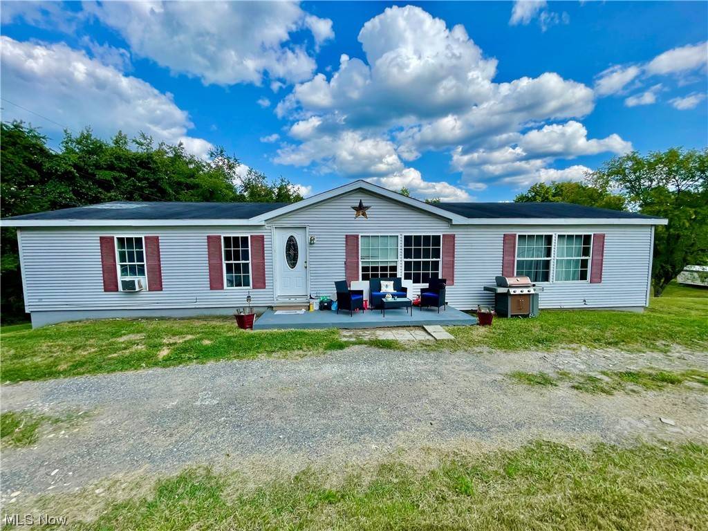 107 Preston LN, Follansbee, WV 26037