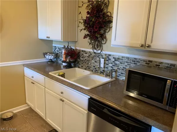 Brecksville, OH 44141,7055 Carriage Hill DR #202