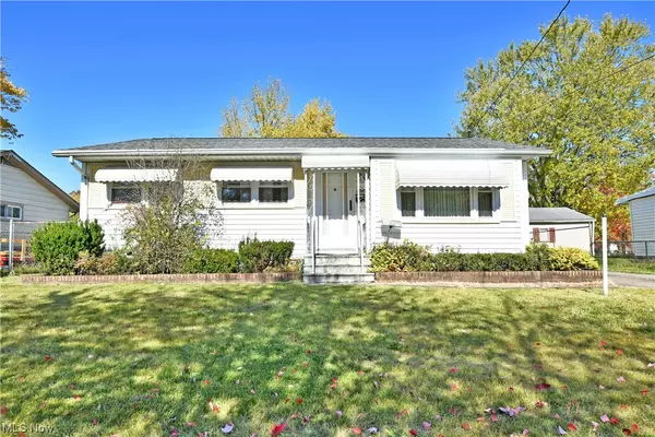 3020 Solar DR NW, Warren, OH 44485