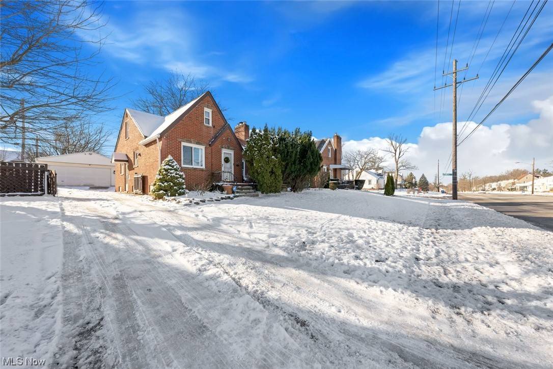 9227 Snow RD,  Parma Heights,  OH 44130