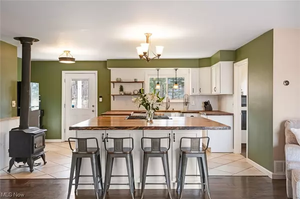 Chagrin Falls, OH 44023,9989 Edwards LN