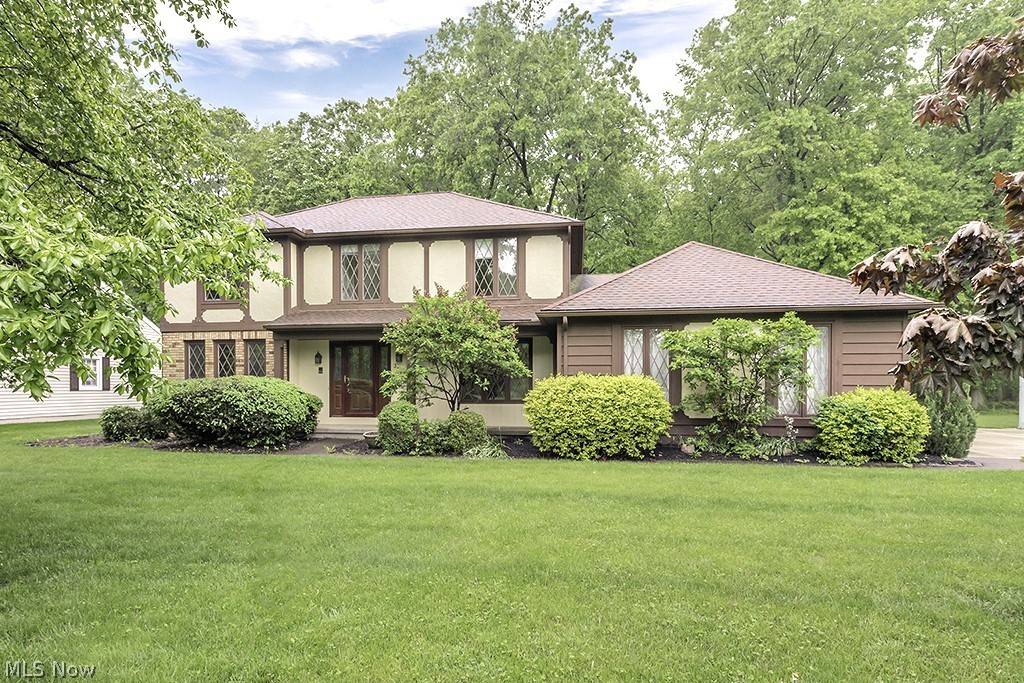 330 Greenbriar DR, Avon Lake, OH 44012