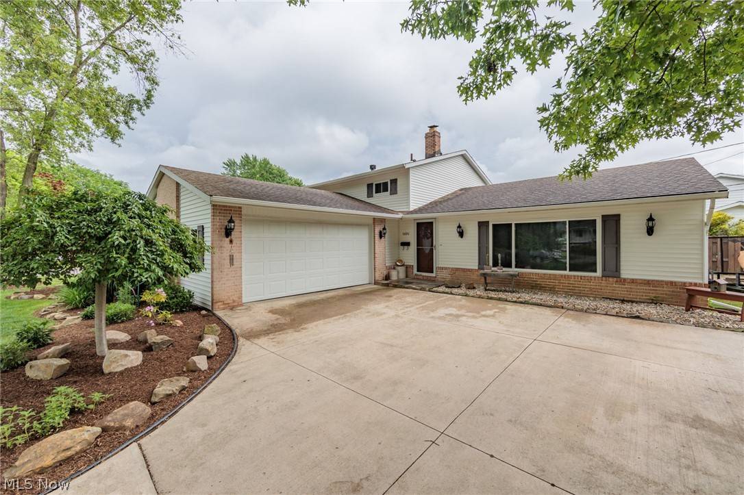 North Olmsted, OH 44070,5890 Revere DR