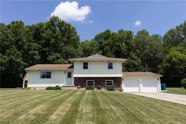 1729 Rosalyn DR, Mineral Ridge, OH 44440