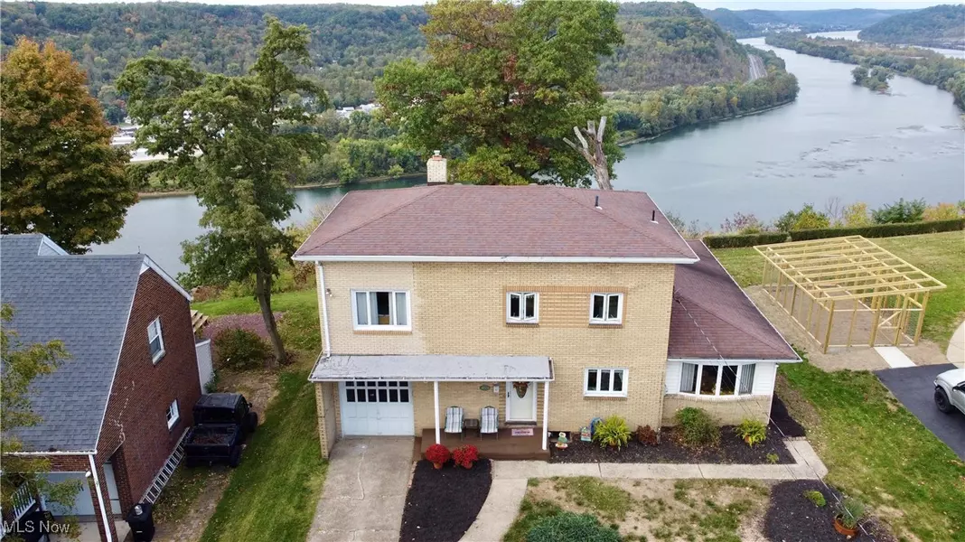 4029 PALISADES DR, Weirton, WV 26062