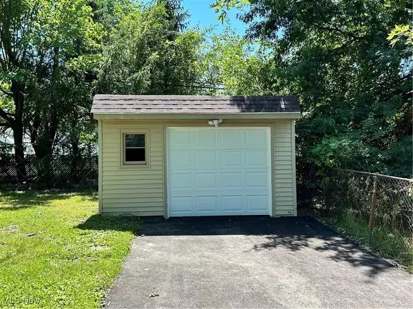 Cleveland, OH 44128,17202 Lotus DR