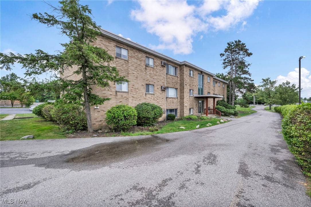 North Royalton, OH 44133,5200 Royalton RD #6A