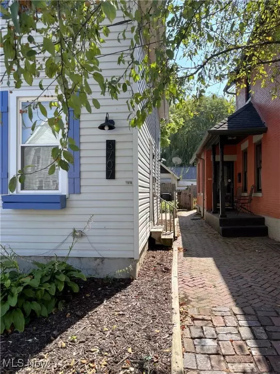 Cleveland, OH 44113,3707 Chatham AVE