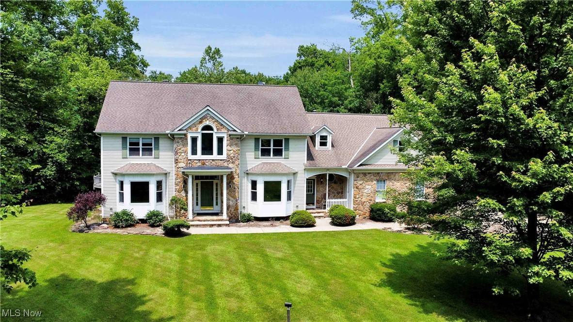 8682 Chase DR, Chagrin Falls, OH 44023