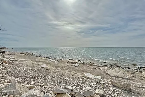 705 E Lakeshore DR, Kelleys Island, OH 43438