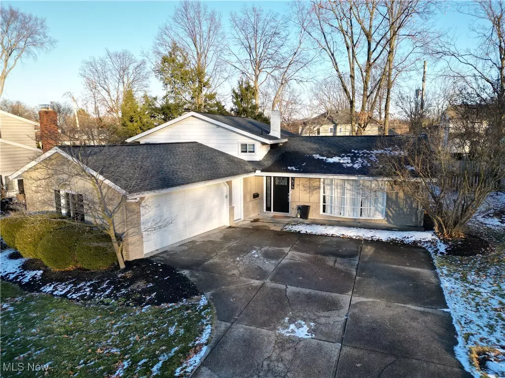 Rocky River, OH 44116,3675 Archwood DR