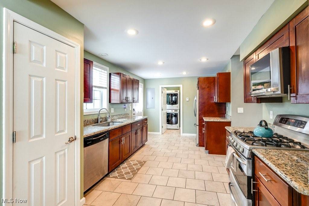 Lakewood, OH 44107,2245 Emily AVE
