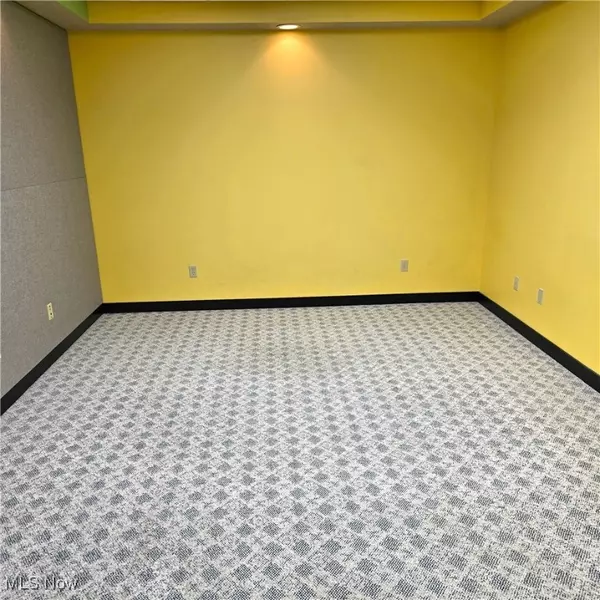 Middleburg Heights, OH 44130,7379 Pearl RD